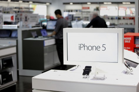 Um iPhone 5 (Apple) exposto numa loja Future Shop, em Vancouver, BC, no dia 7 de março de 2013. (BLOOMBERG / GETTY IMAGES / Deddeda White)