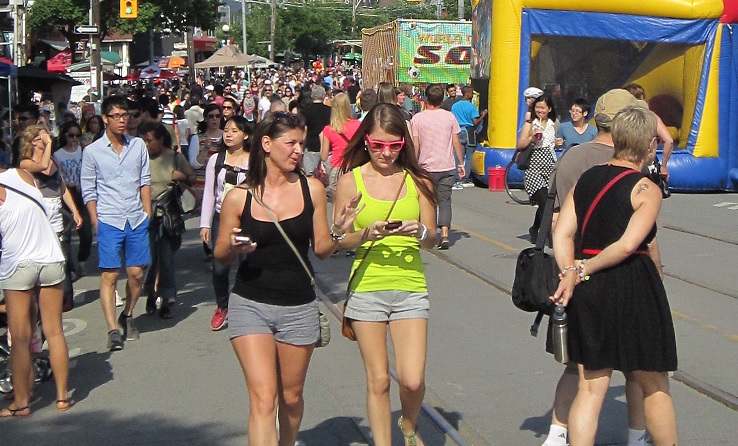 Muita gente decidiu passar na College Street para participar no Taste of Little Italy – 15 de junho, 2013.