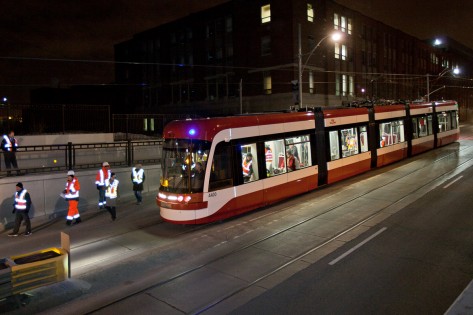 A TTC testa o seu novo streetcar na Bathurst Street, em Toronto - 14 de março de 2013. (Handout/TTC)