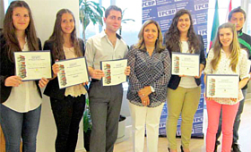 A presidente da FPCBP Cristina Martins (ao centro) com os vencedores