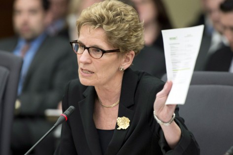 Kathleen Wynne, na Comissão de Justiça da Assembleia Legislativa do Ontário, em Toronto - 30 de abril, 2012. (The Canadian Press / Frank Gunn)