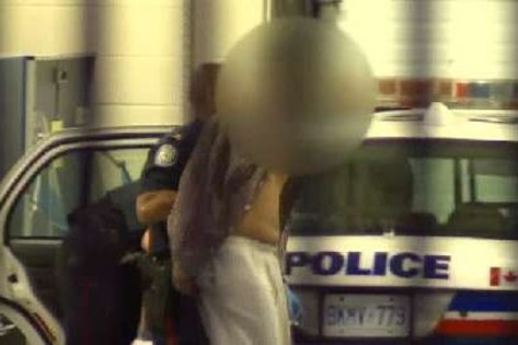 Uma pessoa é detida durante um raide policial em Etobicoke - 13 de junho de 2013. (CityNews)