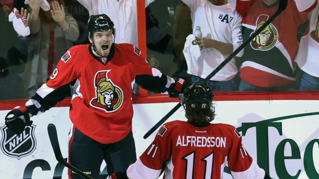 O avançado dos Ottawa Senators Milan Michalek comemora o seu golo durante um jogo dos playoffs da NHL, em Ottawa - 22 de maio, 2013. (The Canadian Press / Fred Chartrand)
