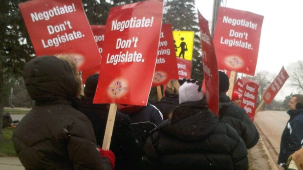 Professores do ensino primário público realizam uma greve de um dia na Niagara Region - 11 de dezembro, 2012. (Naomi Parness / CTV)