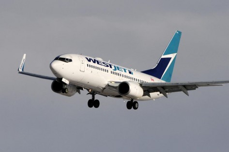 Um avião Boeing 737 pertencente à Westjet Airlines aterra em Calgary, a 25 de maio de 2011. (The Canadian Press / Larry MacDougal)