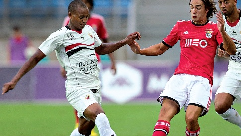 Traoré (esq.) e Markovic (dir.) disputam a bola