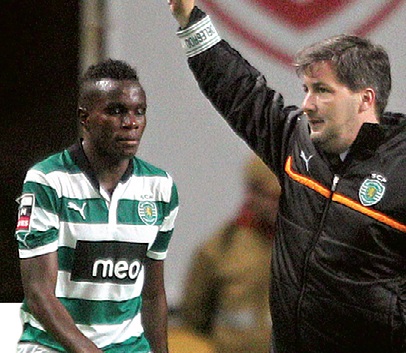 Avançado Bruma (na foto com Bruno de Carvalho) tem 18 anos
