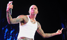 Chris Brown durante uma atuação no Staples Center, em Los Angeles - 20 de outubro de 2011.