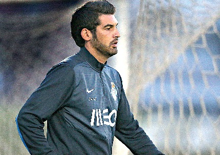 Paulo Fonseca entende que mesmo colocando um elemento próximo de Fernando a tática da equipa não está a ser mais defensiva
