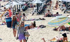 A vaga de calor levou milhares a procurarem no mar uma solução para se refrescarem