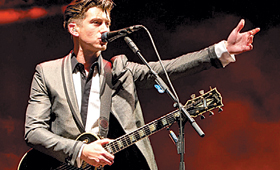 Alex Turner, vocalista dos Arctic Monkeys, está esta noite no Meco
