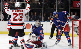 O ex-jogador dos New Jersey Devils, David Clarkson, comemora um golo contra os New York Rangers - 16 de maio de 2012.