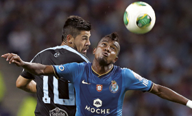 Kelvin (dir.) e Nolito (esq.) disputama bola num lance aéreo