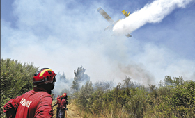 O fogo de Nelas eclodiu de madrugada e depois galgou a margem esquerda do rio Dão colocando em perigo as localidades de Santar e Amoreira