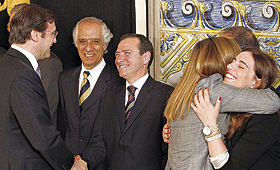 Passos Coelho cumprimentando Agostinho Branquinho, e Teresa Caeiro abraçando Vânia Silva