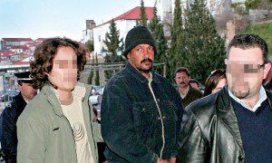 Américo Pissarreira (de gorro e algemas), hoje com 41 anos, quando foi preso em 2005