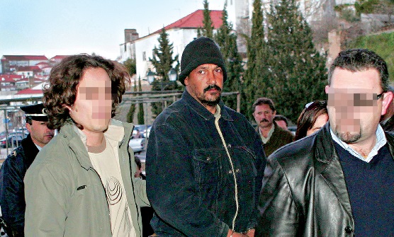 Américo Pissarreira (de gorro e algemas), hoje com 41 anos, quando foi preso em 2005 Américo Pissarreira (de gorro e algemas), hoje com 41 anos, quando foi preso em 2005