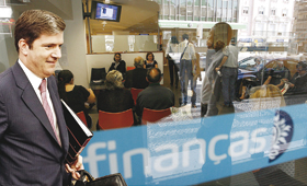 Paulo Núncio quer reembolsar mais depressa, mas há contribuintes a chegar de madrugada às repartições