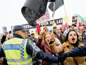 Funcionários públicos numa manifestação em Lisboa contra cortes e aumento de contribuições