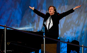 Sir Paul McCartney atua durante a Cerimónia de Abertura dos Jogos Olímpicos de Londres 2012, no Estádio Olímpico - 27 de julho de 2012. (Getty Images)