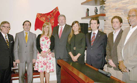 Carlos Botelho (diretor da SATA Express no Canadá), Marco Silva (diretor comercial SATA), Isabel Barata (administradora da SATA), Francisco Coelho (Associação Turismo dos Açores), Maria Lima (diretora de recursos humanos da SATA), Francisco Gil (administrador da SATA), Rui Bento e Ian Grant (ambos da Alitours)