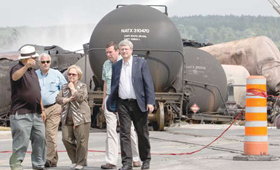 Lac-Mégantic (Québec) - o primeiro-ministro Stephen Harper verificou no domingo a amplitude do desastre na companhia de Christian Paradis, ministro da Indústria e ministro de Estado (Agricultura), Colette Roy-Laroche, presidente da câmara de Lac-Mégantic, Maurice Bernier da MRC, e Ghislain Bolduc, deputada provincial no Quebeque
