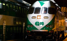 Um comboio GO Transit chega à Union Station em Toronto. (The Canadian Press/Adrian Wyld)