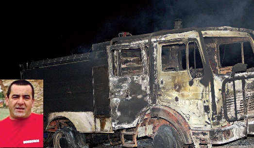 António Nuno Ferreira, de 45 anos, ficou queimado quando tentava proteger os colegas e o veículo de combate a incêndios, que foi completamente devorado pelas chamas, cujas causas se desconhecem