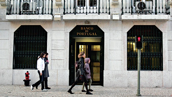 Apesar da crise económica, os cheques carecas estão a diminuir, diz o Banco de Portugal, instituição que é liderada por Carlos Costa