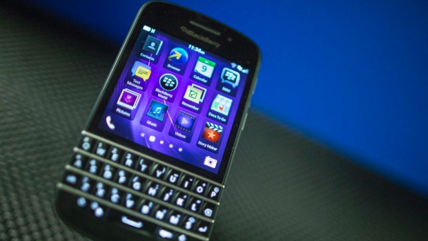 Um BlackBerry Q10. (AP Photo / The Canadian Press, Geoff Robins)