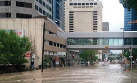 O centro de Calgary durante as cheias