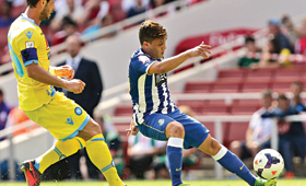 Juan Quintero tenta um passe, perante o olhar do médio Dzemaili