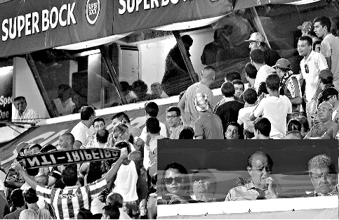 Adeptos do V. Setúbal, indignados com a arbitragem, dirigiram protestos contra Pinto da Costa, que viu o jogo ao lado da mulher, Fernanda Miranda
