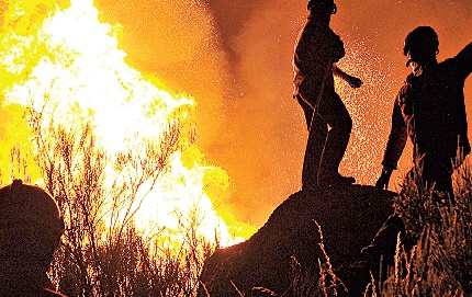 Durante todo o dia de ontem, mais de 330 incêndios assolaram o País