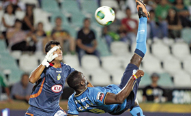 colombiano Jackson Martínez em lance acrobático