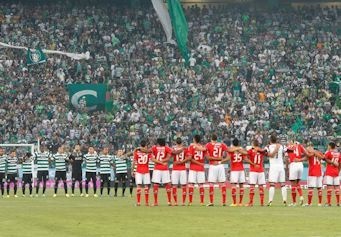 Antes do jogo as equipas fizeram um minuto de silêncio em memória dos bombeiros falecidos a combater os incêndios