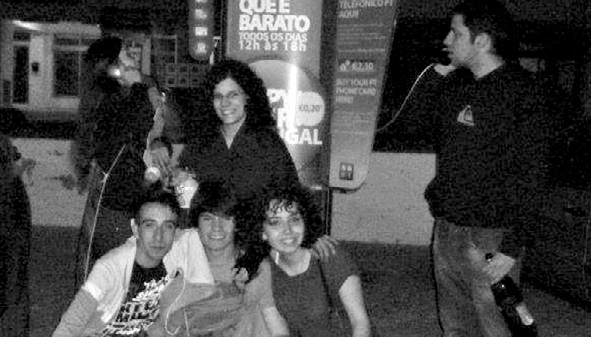 Uma das fotos que as jovens tiraram com os amigos nas férias