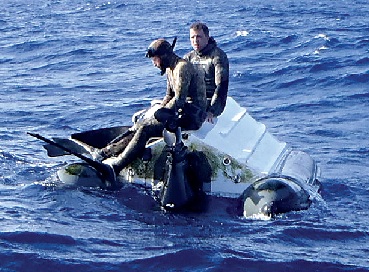 Os dois homens sobreviveram com bolachas e água. Fatos de mergulho ajudaram