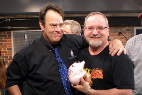 Dan Aykroyd (à esquerda) posa com Roger LeBleu do Lovey’s BBQ,numa foto de arquivo sem data. Fonte: Facebook