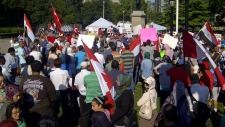 Um grupo protesta junto ao Queen’s Park - 17 agosto, 2013. (CP24/George Lagogianes)