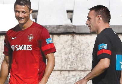 Ronaldo e Paulo Bento divertidos no treino de ontem no Jamor