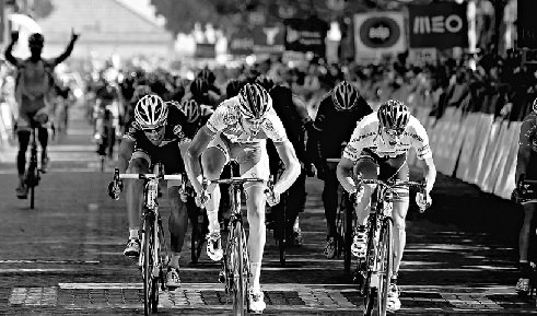 Maxime Daniel (centro) bateu Fábio Silvestre (esq.) e Andrea Piechele na meta em Castelo Branco