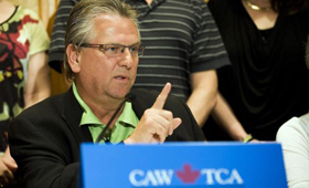 - O presidente do sindicato CAW, Ken Lewenza, durante uma conferência de imprensa em Toronto. (The Canadian Press/Aaron Vincent Elkaim)