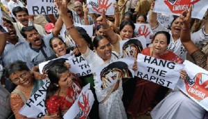 Ativistas protestam em Bombaim contra as violações