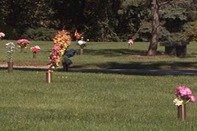 A polícia está a investigar depois de cerca de 250 vasos de bronze terem sido roubados de um cemitério em Whitby, 24 de setembro de 2013. CityNews