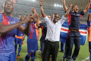 Lúcio Antunes (centro) festeja vitória de Cabo Verde (2-0) diante da Tunísia (7 de setembro) (Foto de zoubeir Souissi/Reuters)