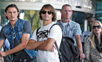 Fejsa (esq.) e Markovic na paragem de táxis do Aeroporto da Portela, em Lisboa, na 4.ª feira, após o regresso da seleção da Sérvia (Foto MIGUEL BARREIRA)