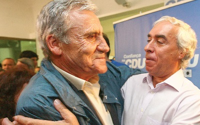 Jerónimo de Sousa foi a Évora felicitar Carlos Pinto de Sá, um dos grandes vencedores da noite (Foto de Hugo Rainho)