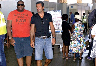 Luís Figo esteve acompanhado por Gayton McKenzie durante toda a visita à mina de ouro onde pondera começar a investir (Foto - Direitos Reservados)