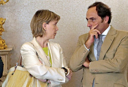 Maria Luís Albuquerque e Paulo Portas omitiram redução dos ordenados